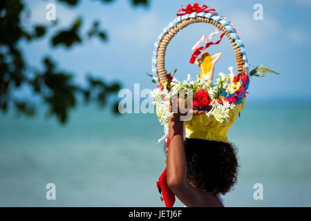 Un Cadombleworshipper porta un cesto fiorito durante il rituale processione in onore di Yemanya, dea del mare, a Amoreiras Bahia, Brasile, 3 febbraio 2012. Yemanya, originariamente dall'antica mitologia Yoruba, è uno dei più popolari 'Orixas | Utilizzo di tutto il mondo Foto Stock