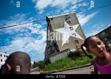 I bambini cubani giocare davanti al grande appartamento di blocchi in Alamar, un alloggiamento pubblico sobborgo di Havana, Cuba, 9 febbraio 2011. Il cubano trasformazione economica (dopo la rivoluzione nel 1959) ha cambiato l'alloggiamento lo stato di Cuba da parte di un consumatore la merce in | Utilizzo di tutto il mondo Foto Stock