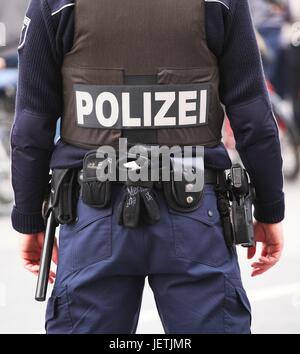 Un poliziotto tedesco è raffigurato nella Berlino vicino la sede dell' ambasciata del Regno Unito il 31 marzo 2017. Foto: Wolfram Steinberg/dpa | Utilizzo di tutto il mondo Foto Stock