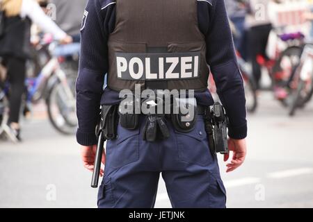 Un poliziotto tedesco è raffigurato nella Berlino vicino la sede dell' ambasciata del Regno Unito il 31 marzo 2017. Foto: Wolfram Steinberg/dpa | Utilizzo di tutto il mondo Foto Stock