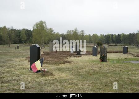 Memorial pietre per le vittime dell'Olocausto su Bergen-Belsen Concentraion Campeggio, , 07.05.2017 | Utilizzo di tutto il mondo Foto Stock