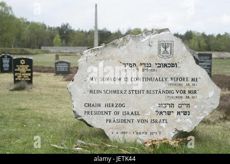 Lapide commemorativa del Presidente israeliano Chaim Herzog ricorda le vittime dell'olocausto sull'ex campo di concentramento Bergen Belsen sito, , 07.05.2017 | Utilizzo di tutto il mondo Foto Stock