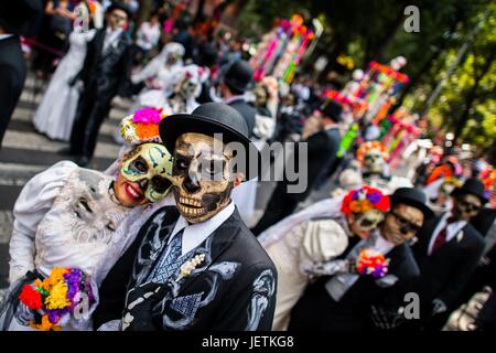 Coppie giovani, costume come La Catrina, un messicano di cultura pop icona che rappresenta la morte, a piedi attraverso la città durante il giorno dei morti festeggiamenti in Città del Messico, Messico, 29 novembre 2016. Il giorno dei morti (Dia de Muertos), una sincretica religiosa | Vacanze in tutto il mondo di utilizzo Foto Stock