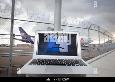 Per ragioni di sicurezza cabina portatili sono vietati su determinati voli: notebook Apple che mostra una faccina triste in un recinto all'Aeroporto Internazionale di San Diego, nel marzo 2017. | Utilizzo di tutto il mondo Foto Stock