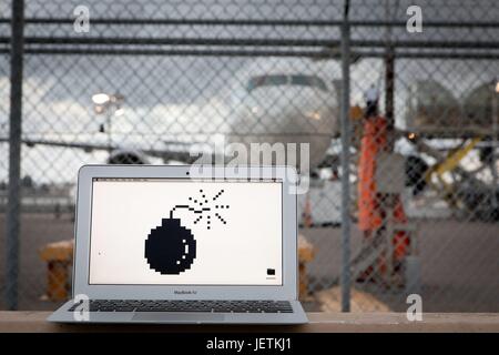 Per ragioni di sicurezza cabina portatili sono vietati su determinati voli: notebook Apple che mostra un cartoon bomba a una recinzione all'Aeroporto Internazionale di San Diego, nel marzo 2017. | Utilizzo di tutto il mondo Foto Stock