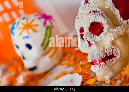 Decorate skiff di zucchero sono posti all'altare dei morti (altare de Muertos), un sito religioso di onorare il defunto, durante il giorno dei morti la celebrazione in Morelia, Michoacan, Messico, 1 novembre 2014. Il giorno dei morti ("ÄòDia de Muertos'Äô) è | Utilizzo di tutto il mondo Foto Stock