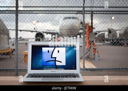 Per ragioni di sicurezza cabina portatili sono vietati su determinati voli: notebook Apple che mostra una faccina triste in un recinto all'Aeroporto Internazionale di San Diego, nel marzo 2017. | Utilizzo di tutto il mondo Foto Stock