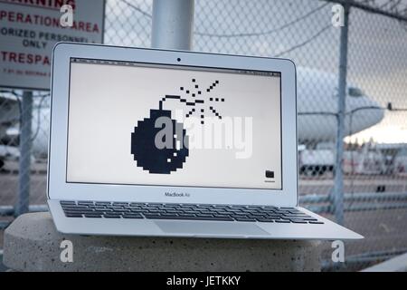 Per ragioni di sicurezza cabina portatili sono vietati su determinati voli: notebook Apple che mostra un cartoon bomba a una recinzione all'Aeroporto Internazionale di San Diego, nel marzo 2017. | Utilizzo di tutto il mondo Foto Stock