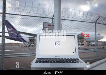 Per ragioni di sicurezza cabina portatili sono vietati su determinati voli: notebook Apple che mostra una faccina triste in un recinto all'Aeroporto Internazionale di San Diego, nel marzo 2017. | Utilizzo di tutto il mondo Foto Stock