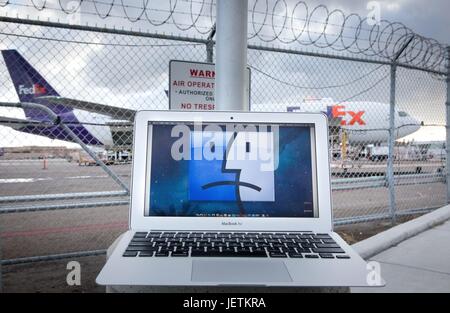 Per ragioni di sicurezza cabina portatili sono vietati su determinati voli: notebook Apple che mostra una faccina triste in un recinto all'Aeroporto Internazionale di San Diego, nel marzo 2017. | Utilizzo di tutto il mondo Foto Stock