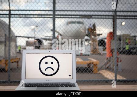 Per ragioni di sicurezza cabina portatili sono vietati su determinati voli: notebook Apple che mostra una faccina triste in un recinto all'Aeroporto Internazionale di San Diego, nel marzo 2017. | Utilizzo di tutto il mondo Foto Stock