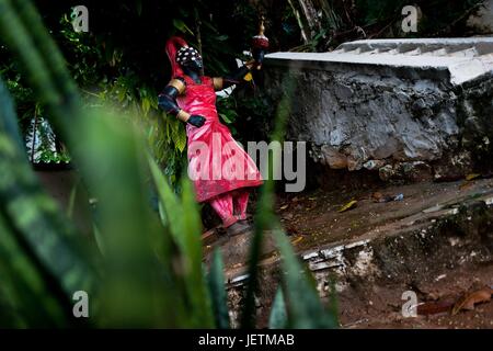 Afro-brasiliana di figurine di religiosi in rappresentanza di un dio (orixa) è visto al di fuori del tempio (terreiro) in Salvador, Bahia, Brasile, 31 gennaio 2012. | Utilizzo di tutto il mondo Foto Stock