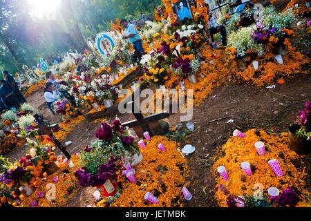 Le famiglie messicane raccogliere presso il cimitero, portando fiori e offerte di cibo, per onorare i loro parenti defunti durante il giorno dei morti festeggiamenti in Tzurumv?taro, Michoacan, Messico, 3 novembre 2014. Il giorno dei morti ("ÄòDia de Muertos'Äô) i | Utilizzo di tutto il mondo Foto Stock