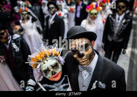 Coppie giovani, costume come La Catrina, un messicano di cultura pop icona che rappresenta la morte, a piedi attraverso la città durante il giorno dei morti celebrazioni in Città del Messico, Messico, 29 novembre 2016. Il giorno dei morti (Dia de Muertos), una sincretica religiosa | Vacanze in tutto il mondo di utilizzo Foto Stock