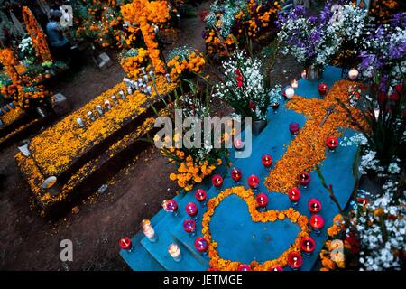 Decorate graves, coperto da cempasv?chil fiori (Le calendule), sono visto durante il giorno dei morti la celebrazione nel cimitero di Tzintzuntzan, Michoacan, Messico, 2 novembre 2014. Il giorno dei morti ("ÄòDia de Muertos'Äô) è un religiose sincretiche | Utilizzo di tutto il mondo Foto Stock