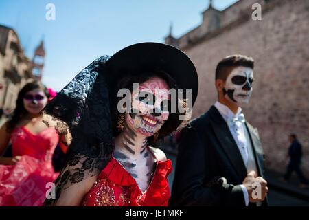 Una coppia giovane, costume come 'ÄòLa Catrina'Äô, un messicano di cultura pop icona che rappresenta la morte, passeggiate attraverso la città durante il giorno dei morti festeggiamenti in Morelia, Michoacan, Messico, 1 novembre 2014. Il giorno dei morti ("ÄòDia de Muertos' | Utilizzo di tutto il mondo Foto Stock