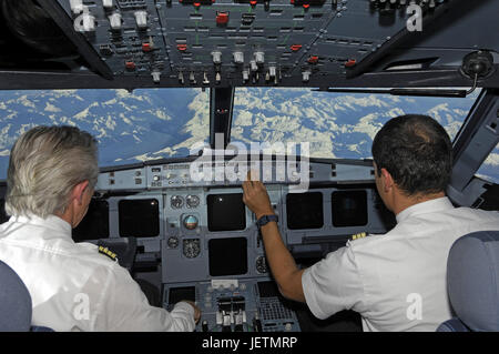 I piloti in un cockpit di un airbus 321 con il volo sopra le Alpi, Piloten im Cockpit eines Airbus 321 beim societé Flug über die Alpen Foto Stock