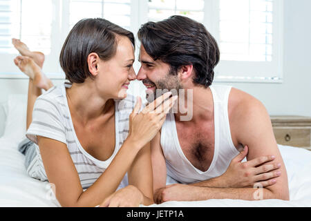 Coppia felice giacente sul letto Foto Stock