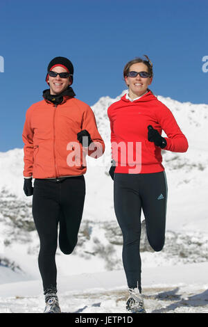 L uomo e la donna jog in inverno, Mann und Frau im joggen inverno Foto Stock