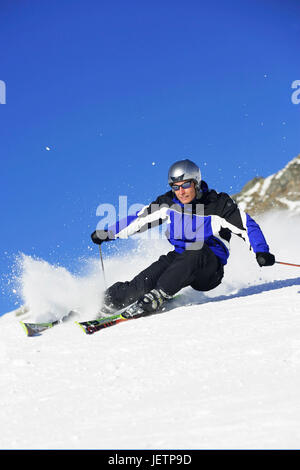 Sciatore in azione, Skifahrer in Aktion Foto Stock