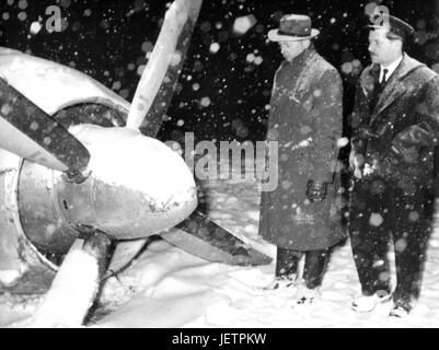 Venti-tre persone, compresi otto giocatori del Manchester United football team e club di tre funzionari sono stati uccisi quando il loro aereo si schianta dopo il decollo a-Riem aeroporto in Germania il 06.02.1958. | Utilizzo di tutto il mondo Foto Stock