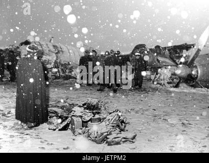 Venti-tre persone, compresi otto giocatori del Manchester United football team e club di tre funzionari sono stati uccisi quando il loro aereo si schianta dopo il decollo a-Riem aeroporto in Germania il 06.02.1958. | Utilizzo di tutto il mondo Foto Stock