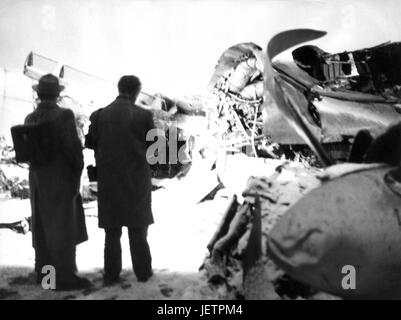 Venti-tre persone, compresi otto giocatori del Manchester United football team e club di tre funzionari sono stati uccisi quando il loro aereo si schianta dopo il decollo a-Riem aeroporto in Germania il 06.02.1958. | Utilizzo di tutto il mondo Foto Stock