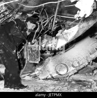 Venti-tre persone, compresi otto giocatori del Manchester United football team e club di tre funzionari sono stati uccisi quando il loro aereo si schianta dopo il decollo a-Riem aeroporto in Germania il 06.02.1958. | Utilizzo di tutto il mondo Foto Stock