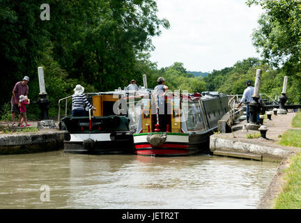 Narrowboats a Bascote serrature, Grand Union Canal, Warwickshire, Inghilterra, Regno Unito Foto Stock