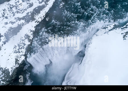 Volo di antenna con drone sopra il famoso Dettifoss è una cascata in Vatnajokull parco nazionale nel nord-est dell'Islanda e ha fama di essere il più pow Foto Stock