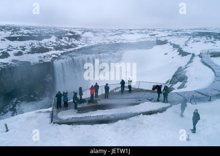 Vatnajokull, Islanda - 28 Marzo 2017: Antenna volo con drone sopra il famoso Dettifoss è una cascata in Vatnajokull parco nazionale nella zona nord-est di ghiaccio Foto Stock