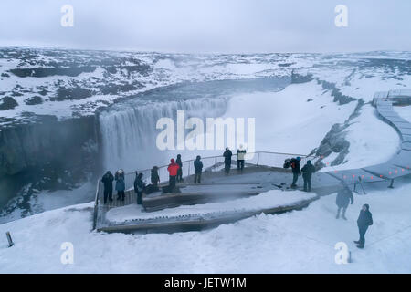 Vatnajokull, Islanda - 28 Marzo 2017: Antenna volo con drone sopra il famoso Dettifoss è una cascata in Vatnajokull parco nazionale nella zona nord-est di ghiaccio Foto Stock