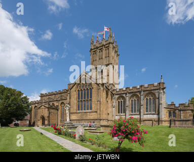 Percorso attraverso il cimitero del Minster o xv secolo la chiesa di St Mary costruito di prosciutto pietra collina Ilminster Somerset sole estivo con Rose in fiore Foto Stock