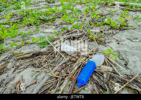 Inquinamento di spiaggia con garvage e cestino sulla spiaggia causando danni all'ambiente in Isola di Muisne in Ecuador. Foto Stock