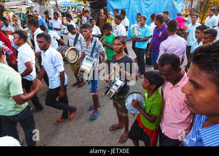 KATARAGAMA, SRI LANKA, Marzo 14, 2016 sera Puja in Kataragama. Gregge di gente del posto e i pellegrini sono in marcia verso il tempio circondato da musica, per dare foo Foto Stock