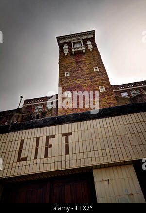 Il sollevamento cabina in prospettiva drammatico, a capanna dello zio Tom, Blackpool Foto Stock