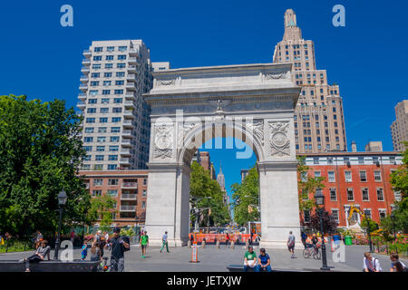 NEW YORK, Stati Uniti d'America - 22 novembre 2016: Washington Square Arch, l'arco è stato costruito nel 1892 per commemorare George Washington centennial inaugurazione come pres Foto Stock