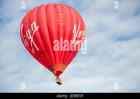 Una vergine mongolfiera vola basso. Foto Stock