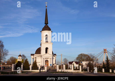 CHEREPOVETS, RUSSIA - circa maggio, 2017: Costruzione della restaurata chiesa della Natività è sulla banca del fiume Sheksna presso la sera. Cherepovets è Foto Stock