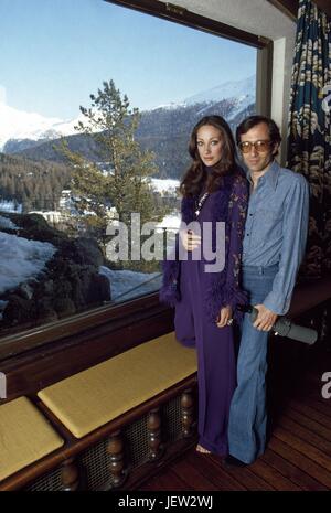 Modello americano Marisa Berenson è venuto un paio di giorni con Rikky von Opel a conduttore austriaco Herbert von Karajan's chalet in Saint-Moritz. Febbraio 1975 Photo Michael Holtz Foto Stock