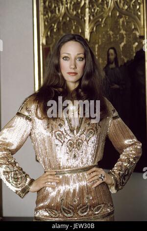 Modello americano Marisa Berenson è venuto un paio di giorni al conduttore austriaco Herbert von Karajan's chalet in Saint-Moritz. Febbraio 1975 Photo Michael Holtz Foto Stock