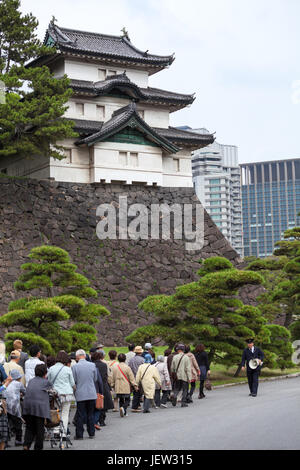 TOKYO, Giappone - CIRCA APR, 2013: Accesso alla massa interna - gruppo di visitatori è vicino il Fujimi-yagura tre piani torre. Il Tokyo Imperial Palace è t Foto Stock