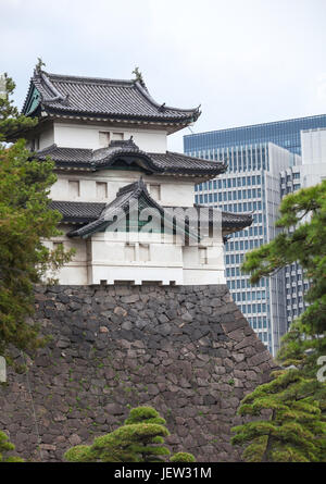 TOKYO, Giappone - CIRCA APR, 2013: Il Giapponese Fujimi-yagura tre piani torre è il castello di Edo parete. Il Tokyo Imperial Palace è la residenza principale Foto Stock