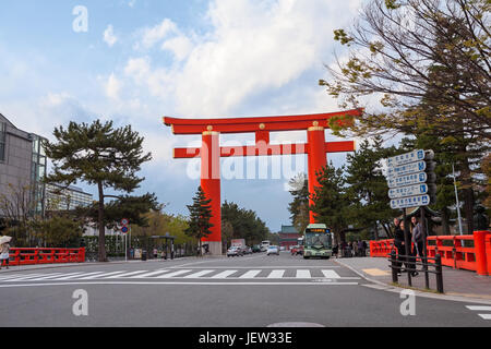 Red torii si trova vicino al Museo Civico d'Arte di Kyoto e al Museo Nazionale d'Arte moderna, intersezione di Niomon dori e Jingu-michi. Kyoto, Giappone Foto Stock