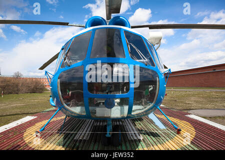 ST. PETERSBURG, Russia - circa maggio, 2017: elicottero russo Mi-8 del Baltic Airlines sorge presso la Fortezza di Pietro e Paolo sulla piazzola di atterraggio. Ampio angolo di visione Foto Stock