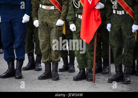 Visualizza in nero e lowquarters uniforme militare di un irriconoscibile soldati russi in piedi in linea, Russia Foto Stock