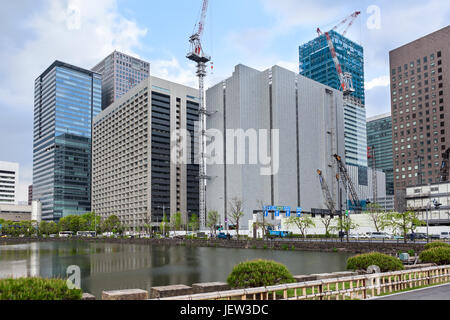 TOKYO, Giappone - CIRCA APR, 2013: Sky raschiatori sono in costruzione nel centro della citta'. Vista dal Palazzo Imperiale area. Marunouchi è una centrale di com Foto Stock