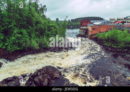 Piccola centrale idroelettrica nell'insediamento Karelian, Russia. Foto Stock