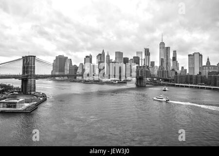 Skyline di New York da Manhattan Bridge in bianco e nero Foto Stock