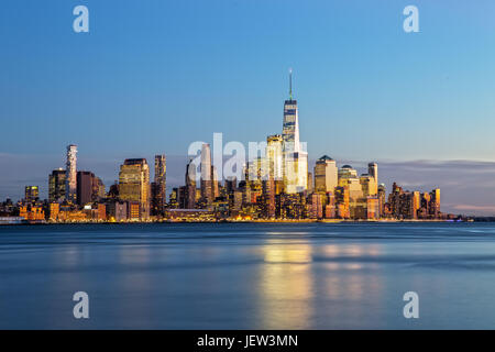 New York skyline della città dopo il tramonto Foto Stock
